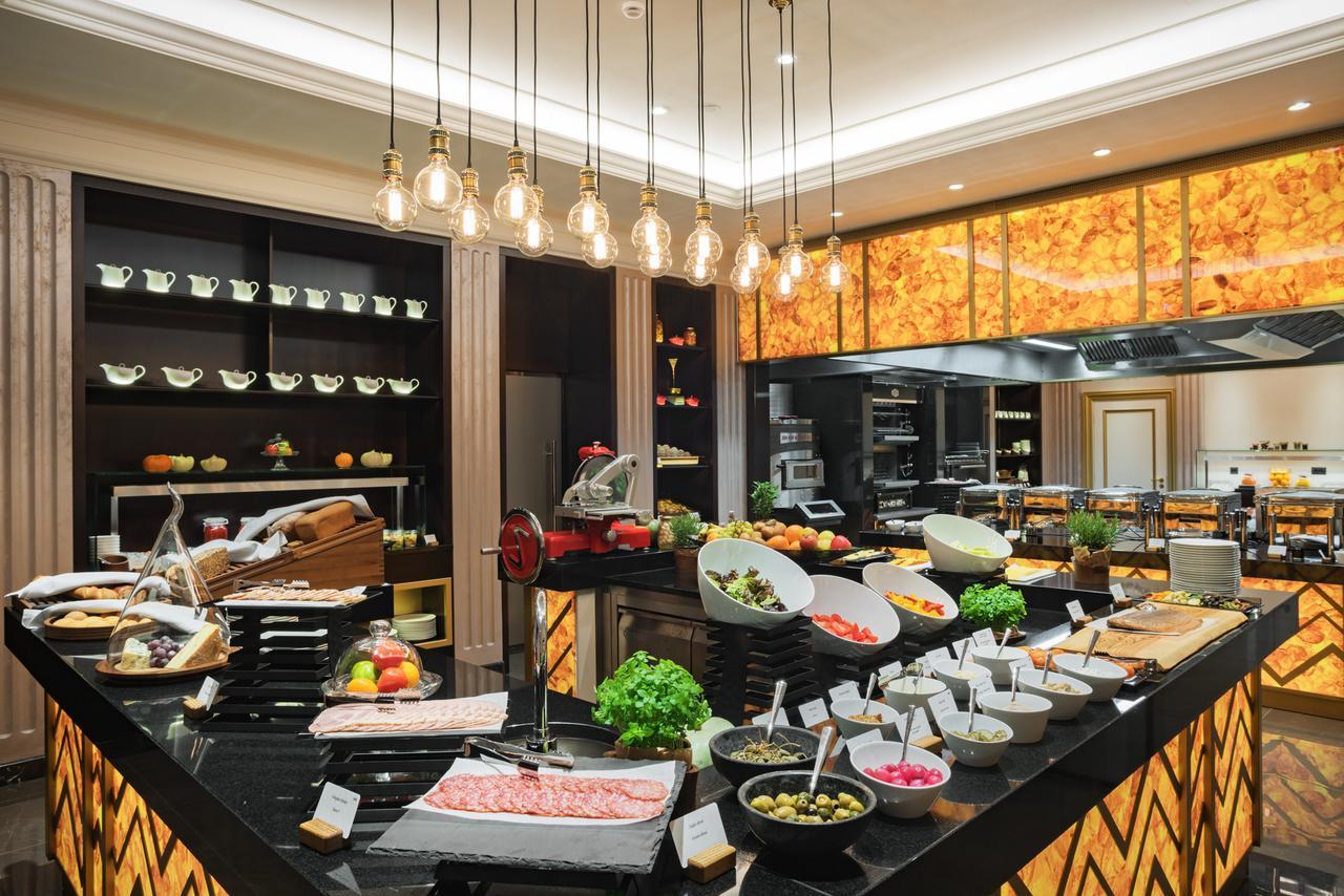 فندق غراند كمبينسكي ريغا المظهر الخارجي الصورة The buffet at the hotel