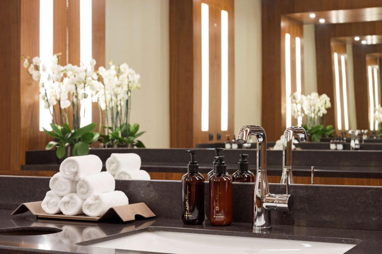 فندق غراند كمبينسكي ريغا المظهر الخارجي الصورة Bathroom at the Four Seasons Hotel, London